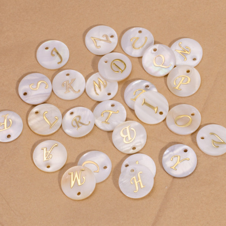 Pendentif alphabet simple et rétro en forme de coquillage