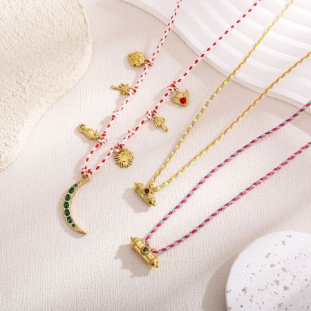 1 Paire De Colliers Pendentifs Classiques Soleil/Lune Pour Femme, Collection Romantique, En Acier Inoxydable Étanche Couleur Or 2