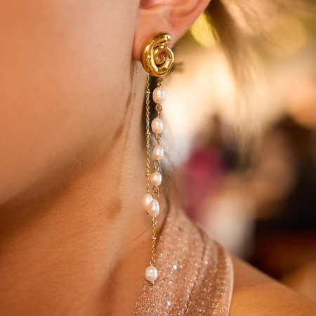 Boucles d'oreilles élégantes à pompon en acier inoxydable imperméable et perles couleur or