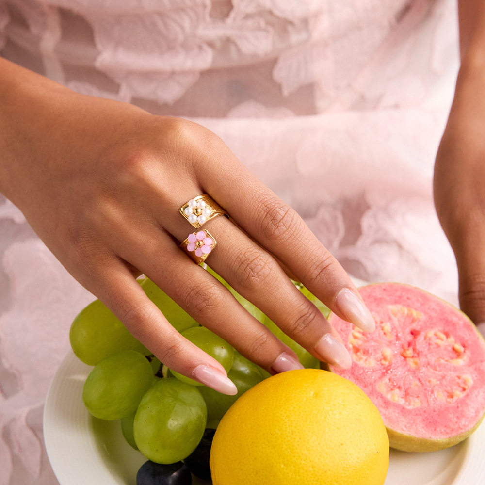 Bague Romantique En Acier Inoxydable Étanche Couleur Or Avec Motif Floral h5Image5