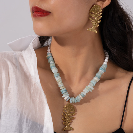 colliers à pendentif en arête de poisson et perles turquoises blanches pour femme