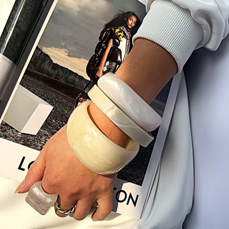 Bracelets pour femmes en acrylique, légers et luxueux, ronds et lisses, à surface floue