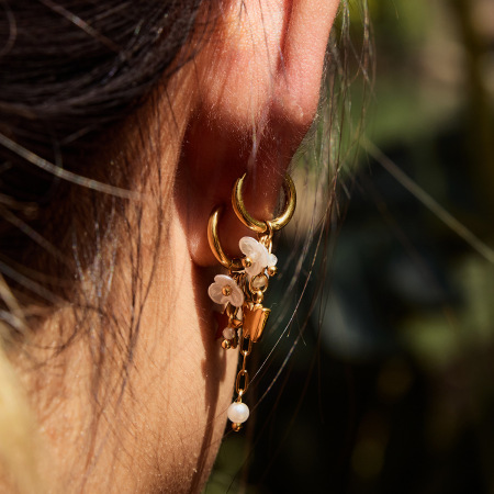 Boucles d'oreilles pendantes romantiques en acier inoxydable doré, imperméables, à motif floral. 2
