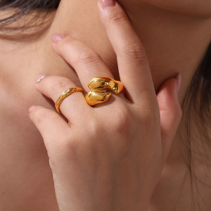 Bague Tendance Simple Torsadée En Acier Inoxydable Étanche Couleur Or h5 Image4