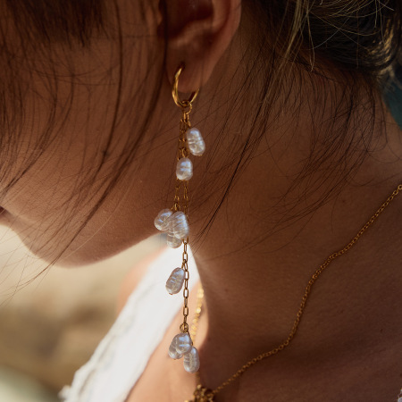 Boucles d'oreilles élégantes à pompon en acier inoxydable imperméable et perles couleur or