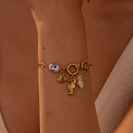 1 paire de bracelets à breloques pour femme, motif tortue, collection romantique, en acier inoxydable, couleur or, étanches.