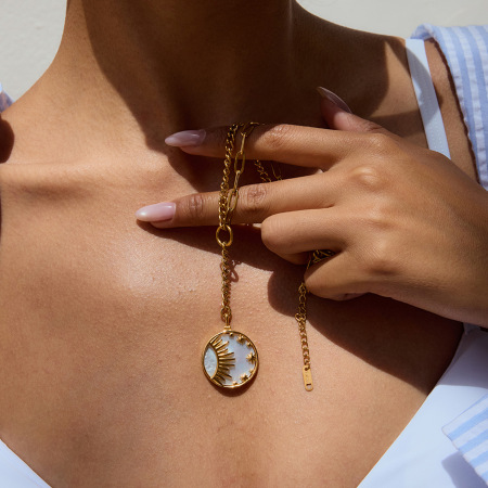 Collier pendentif femme classique soleil en acier inoxydable étanche couleur or (1 pièce)