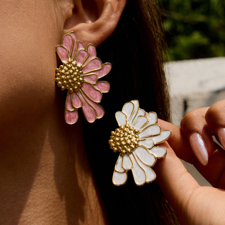 1 paire de boucles d'oreilles puces pour femme, motif fleurs douces, en acier inoxydable étanche, couleur or, série colorée