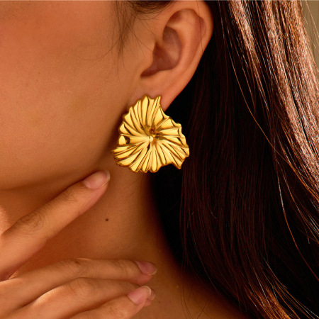 Boucles d'oreilles puces pour femmes, luxueuses et élégantes, en acier inoxydable imperméable, couleur or, ornées de fleurs.