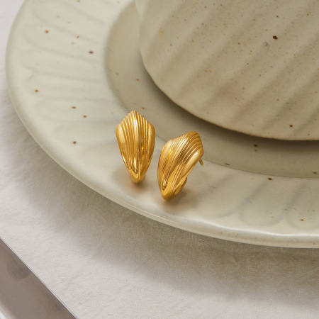 1 paire de boucles d'oreilles puces élégantes en acier inoxydable doré, imperméables et en forme de coquillage. 2