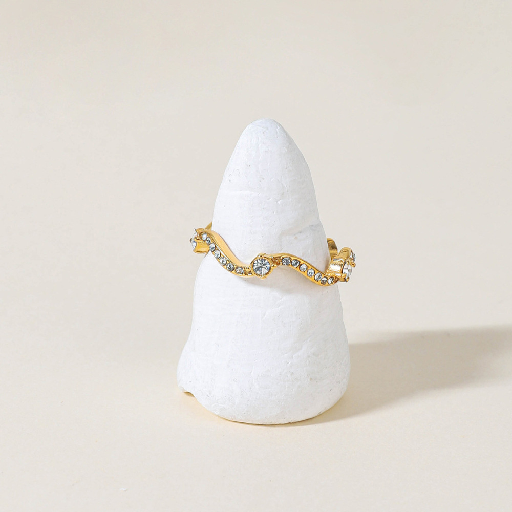 Bague Pour Femme En Acier Inoxydable Doré, Étanche, Sertie De Pierres Précieuses, Collection Luxueuse Series Curve (1 Pièce). Image5