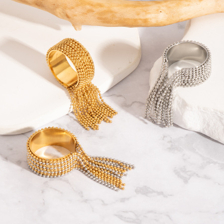 Bague tendance dorée en acier inoxydable étanche avec pompon (1 pièce)