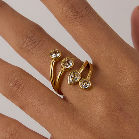 Bague pour femme en acier inoxydable doré, imperméable, ornée d'une pierre précieuse et ornée d'une goutte d'eau.