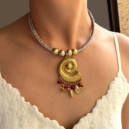 Collier pendentif en acier inoxydable étanche couleur or, représentant un bulot