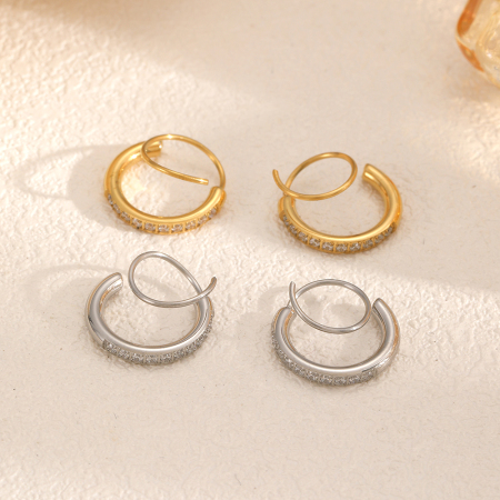 1 paire de boucles d'oreilles créoles en acier inoxydable étanche, couleur or, avec zircon.