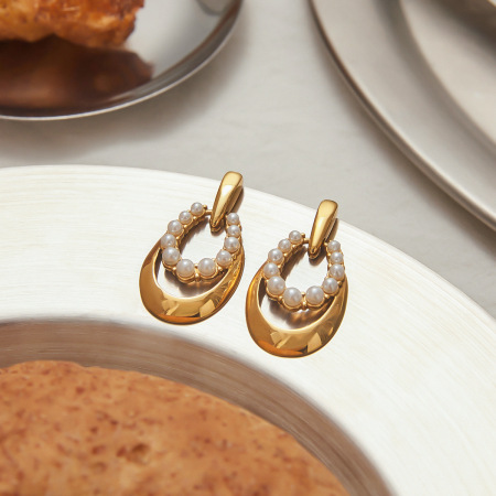 1 paire de boucles d'oreilles pendantes rétro Classic Series en acier inoxydable étanche couleur or pour femme 2