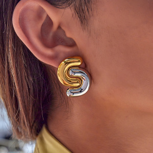 1 Paire De Boucles D'Oreilles Puces Classiques En Acier Inoxydable, Couleur Or, En Forme De Lettre S h5 Image4