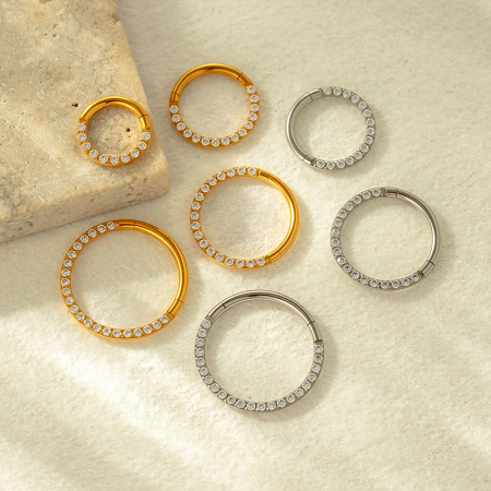 Boucles d'oreilles piercing femme en acier inoxydable doré, étanches et finement travaillées, ornées de zircon. 2