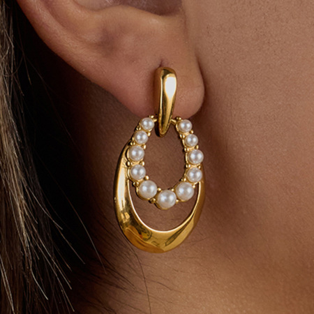 1 paire de boucles d'oreilles pendantes rétro Classic Series en acier inoxydable étanche couleur or pour femme