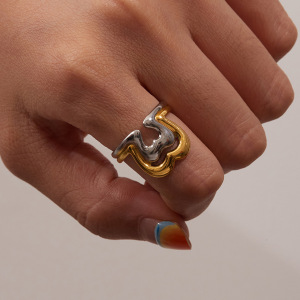 Bague Minimaliste Classique Géométrique En Acier Inoxydable Étanche Couleur Or (1 Pièce) h5 Image4