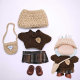 Ensemble cinq pièces comprenant un pull marron, un chapeau, un petit sac, une jupe et des chaussures [poupée non incluse] 