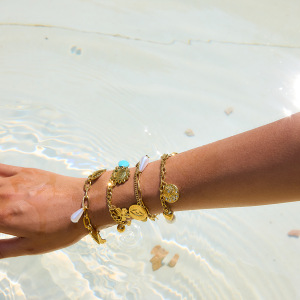 Bracelet À Breloques Pour Femme, Motif Cœur De Vacances, En Acier Inoxydable, Étanche, Couleur Or (1 Pièce). h5 Image4