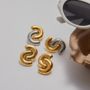 1 Paire De Boucles D'Oreilles Puces Classiques En Acier Inoxydable, Couleur Or, En Forme De Lettre S h5 Image6