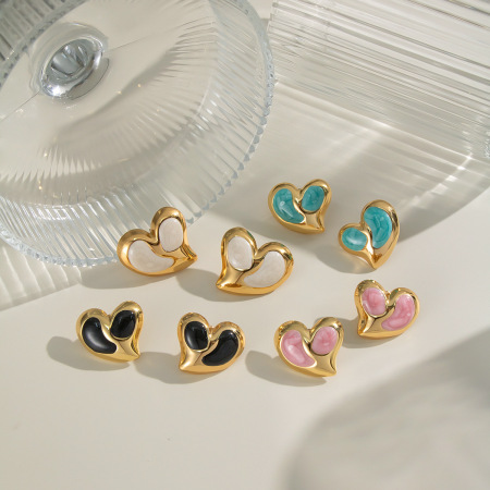 1 paire de boucles d'oreilles puces en acier inoxydable émaillé doré, en forme de cœur 2