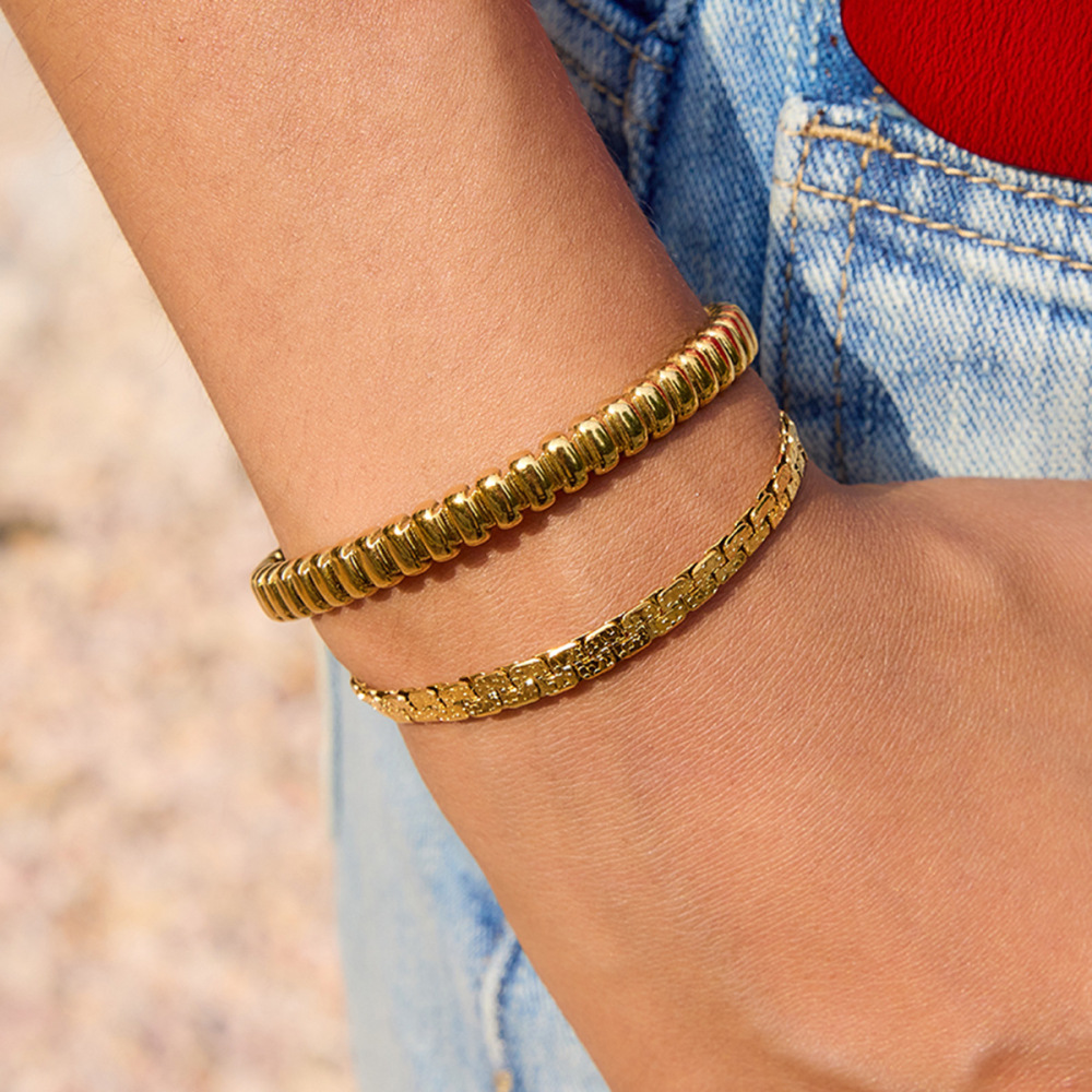 Bracelet Manchette Simple En Acier Inoxydable Étanche Couleur Or Pour Femme (1 Pièce) Image4