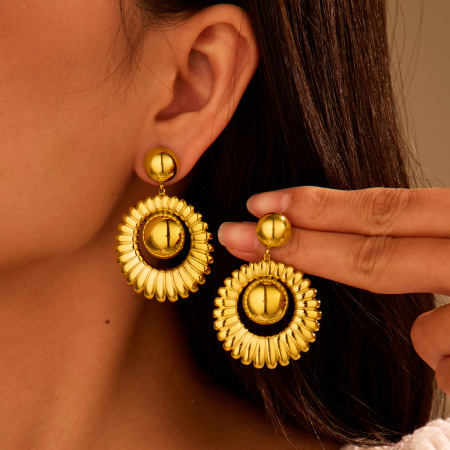 Boucles d'oreilles pendantes élégantes et géométriques en acier inoxydable imperméable pour femmes, collection Luxueuse.