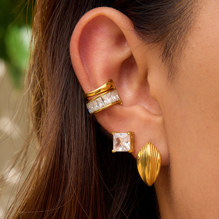 1 paire de boucles d'oreilles puces élégantes en acier inoxydable doré, imperméables et en forme de coquillage.