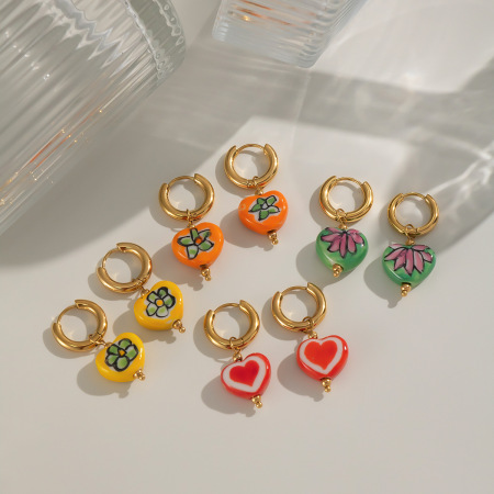 1 paire de boucles d'oreilles pendantes en forme de cœur et de fleur