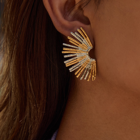1 paire de boucles d'oreilles puces Daily Sun pour femmes, en acier inoxydable étanche, couleur or.