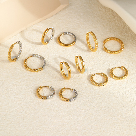 Boucles d'oreilles créoles géométriques simples pour femmes, en acier inoxydable étanches.