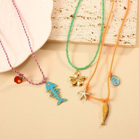 Colliers pendentifs pour femmes en acier inoxydable doré, motif poisson à contraste de couleurs 2