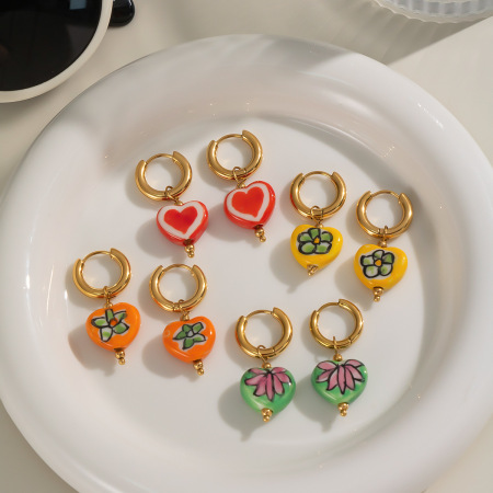 1 paire de boucles d'oreilles pendantes en forme de cœur et de fleur 2