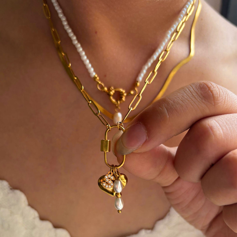 Collier Pendentif Lettre En Acier Inoxydable Étanche Couleur Or Avec Strass Image4