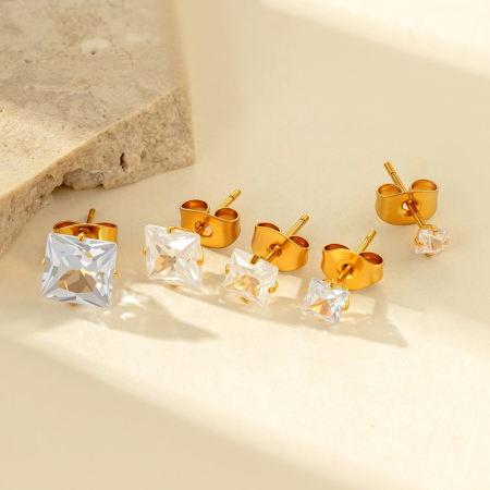 Boucle d'oreille piercing simple en acier inoxydable étanche couleur or avec zircon (1 pièce)
