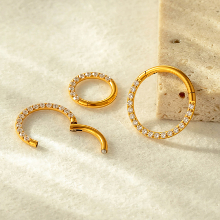 Boucles d'oreilles piercing femme en acier inoxydable doré, étanches et finement travaillées, ornées de zircon.