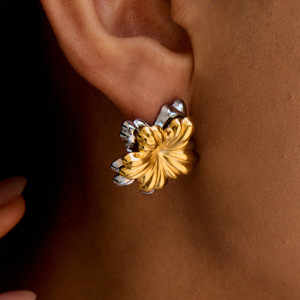 1 Paire De Boucles D'Oreilles Puces Pour Femme, En Acier Inoxydable Doré, Motif Fleur, Collection Classique h5 Image3