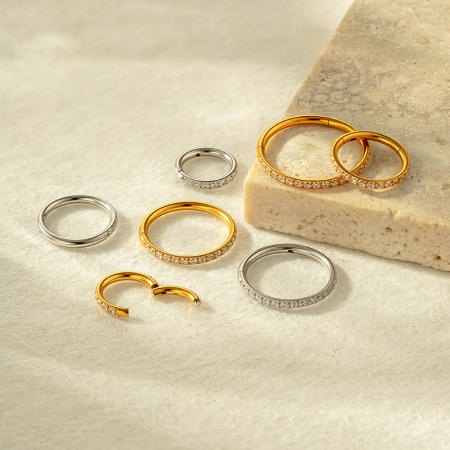 Boucles d'oreilles piercing femme en acier inoxydable doré, étanches et finement travaillées, ornées de zircon.
