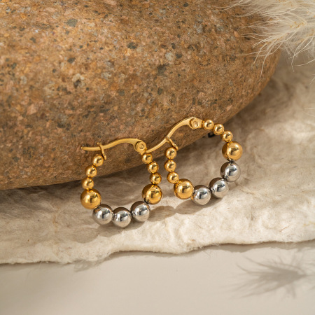 1 paire de boucles d'oreilles créoles en acier inoxydable étanches, de couleurs assorties et ornées de perles.