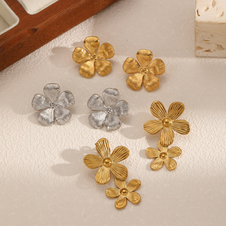 1 paire de boucles d'oreilles à clous rétro en acier inoxydable doré, imperméables, à motif floral