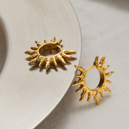 1 paire de boucles d'oreilles créoles rétro élégantes pour femmes, en acier inoxydable étanche, couleur or. 2