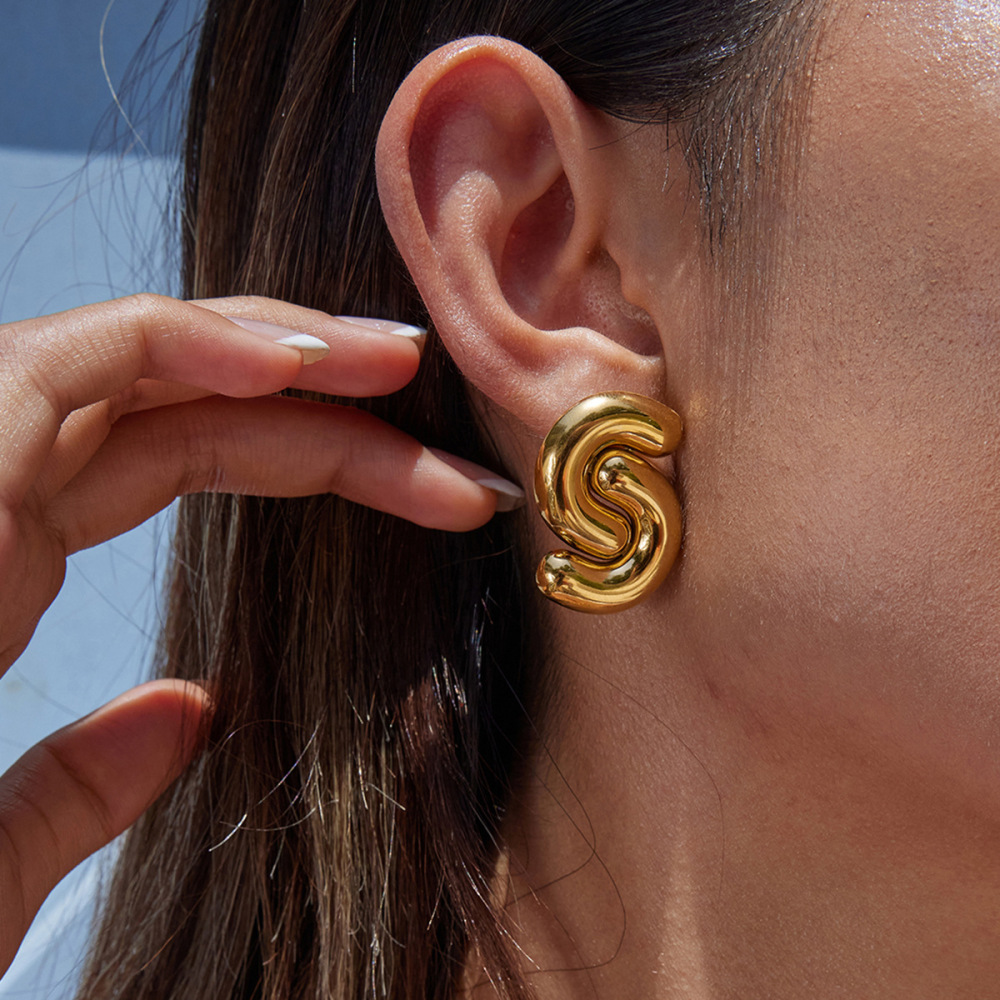 1 Paire De Boucles D'Oreilles Puces Classiques En Acier Inoxydable, Couleur Or, En Forme De Lettre S h5Image3