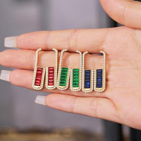 1 paire de boucles d'oreilles puces luxueuses en forme de U, en acier inoxydable étanche, ornées de zircons colorés.