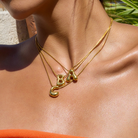 Collier pendentif femme classique en acier inoxydable, couleur or, avec lettre (1 pièce)