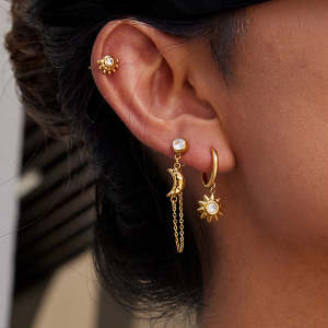 1 Paire De Boucles D'Oreilles Élégantes Soleil Et Lune En Acier Inoxydable Étanche Couleur Or De La Série Classique h5 Image3