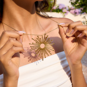 Collier Pendentif Femme Glamorous Sun En Acier Inoxydable Étanche Couleur Or (1 Pièce) h5 Image4