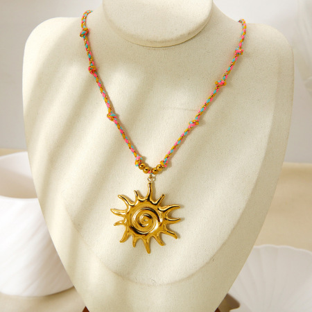 1 paire de colliers pendentifs rétro soleil/lune en acier inoxydable étanches de la série classique pour femmes 2